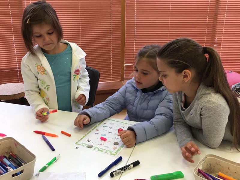 Дети за настольной игрой на английском языке