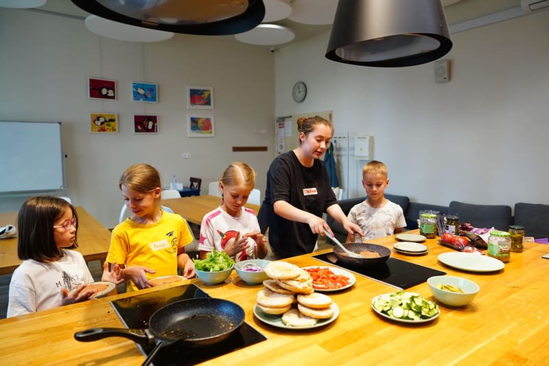 Cooking lesson: преподаватель и дети готовят и обсуждают рецепт на английском