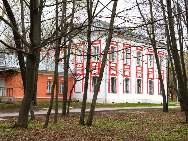 Историческое здание усадьбы в Воронцовском парке