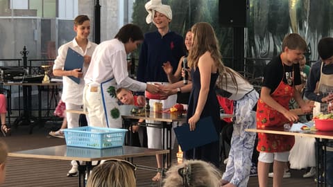 Кулинарная сценка: дети в фартуках показывают блюдо на английском