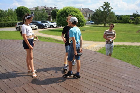 Дети на деревянном настиле во время игры