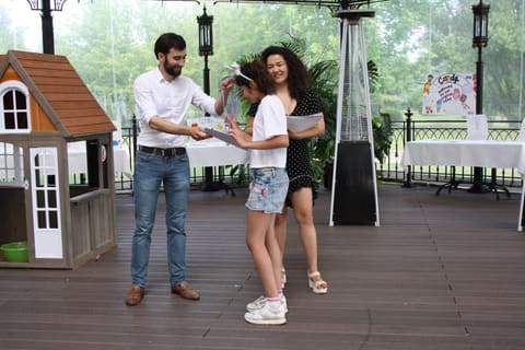 Вручение сертификата на закрытии первой смены