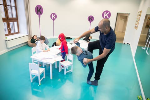 Подвижная игра в светлом зале с шарами Kingsley на зимней смене