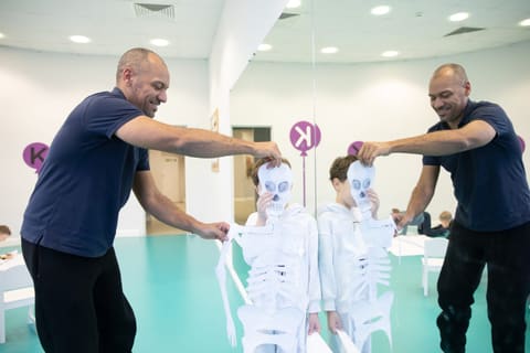 Преподаватели проводят игру с бумажным скелетом
