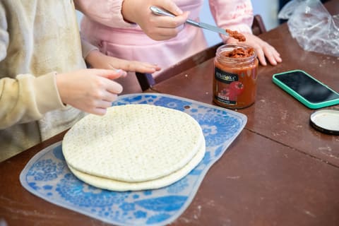 Основа для пиццы на тарелке: кулинарный класс зимнего лагеря