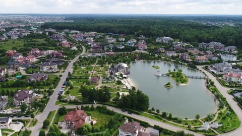 Посёлок Гринфилд с высоты: озеро, парк и дома