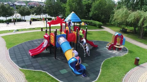 Детская площадка у озера в Гринфилде, вид сверху
