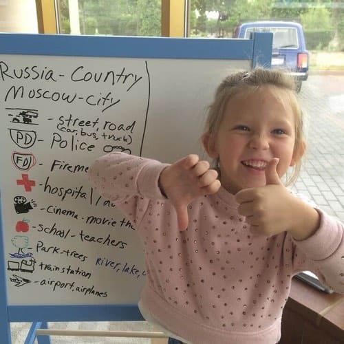 Ученица отвечает у доски на занятии английским